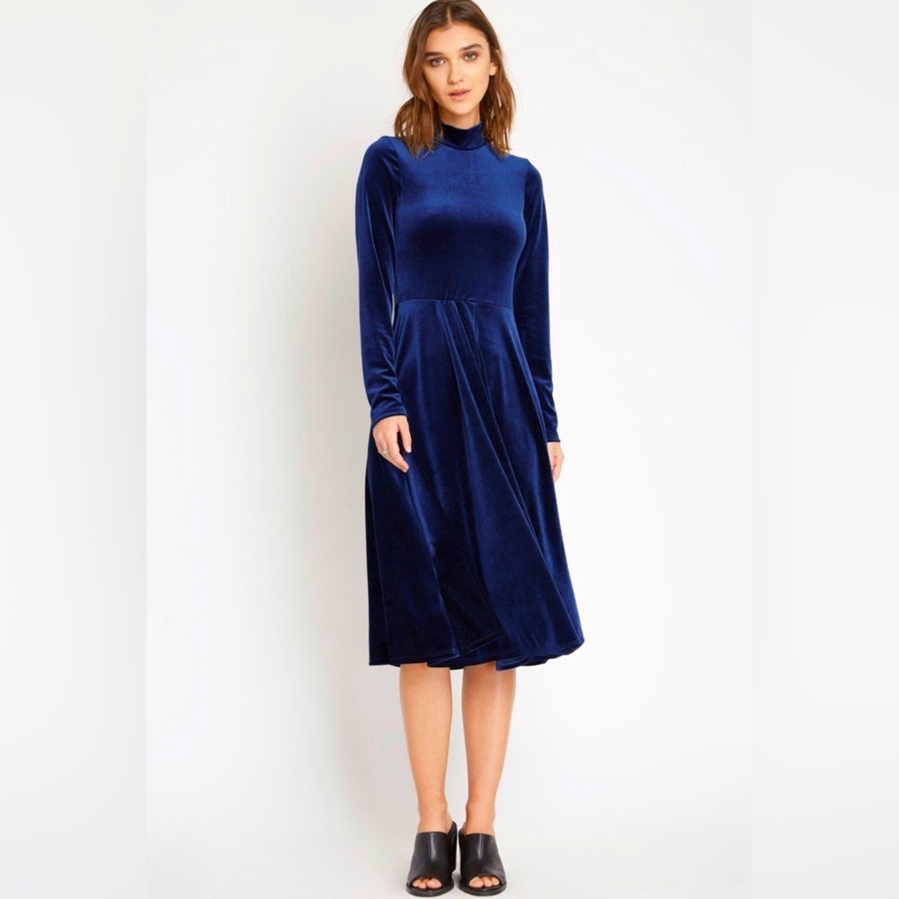 NWOT Bella Donna Blue Velvet Flowy Dress